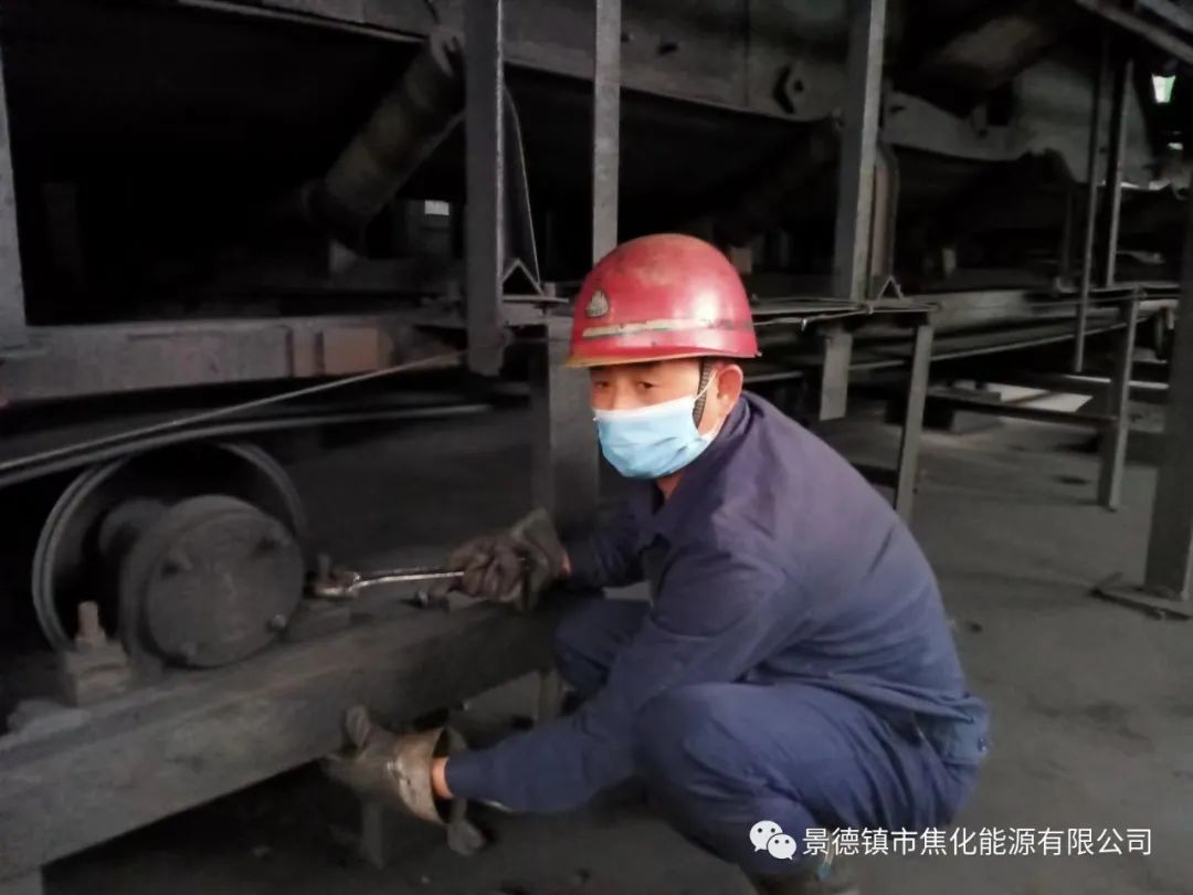 “老線這邊人手不夠，你們那邊有誰可以過來支援？”“好的，我馬上來?！甭牭竭@個消息時，羅國安剛剛結(jié)束新線的維修工作，但他二話不說，立即拿起維修包，投入到老線的維修工作當(dāng)中。每天工作10小時以上已經(jīng)成為抗疫期間的常態(tài)，雖然身體很疲憊，但是他沒有任何怨言，“確實很辛苦、很累，但現(xiàn)在正是特殊時期，只有保障公司生產(chǎn)經(jīng)營“不斷檔”，我們生活才能“不斷線”，恰恰我所在的運輸廠就是承擔(dān)著焦炭煤炭運輸?shù)闹匾氊?zé)，所以我更應(yīng)該恪盡職守，保障好這些設(shè)備的穩(wěn)定運行?！?jpg